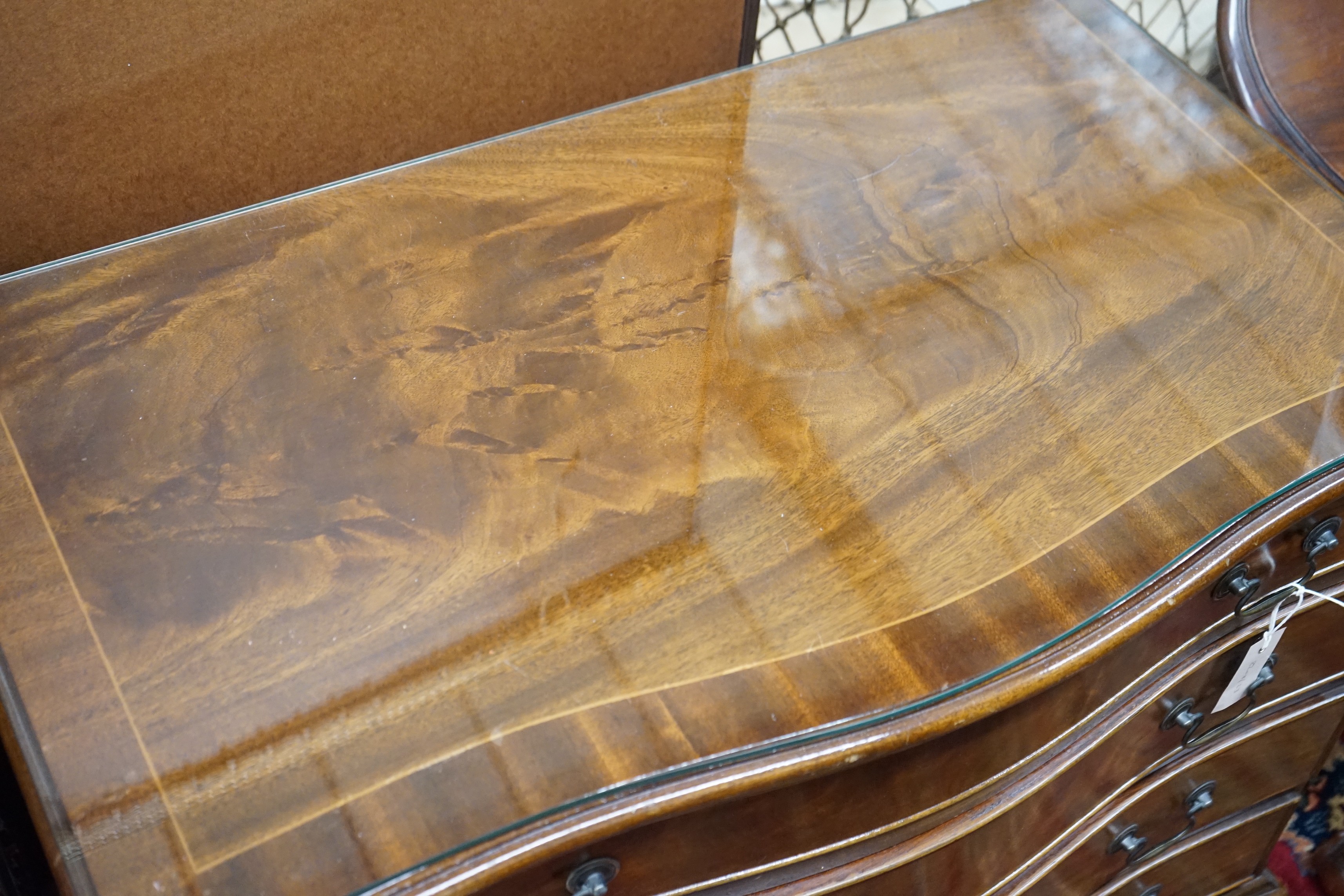 A George III style mahogany serpentine fronted chest of drawers, width 90cm, depth 50cm, height 74cm
